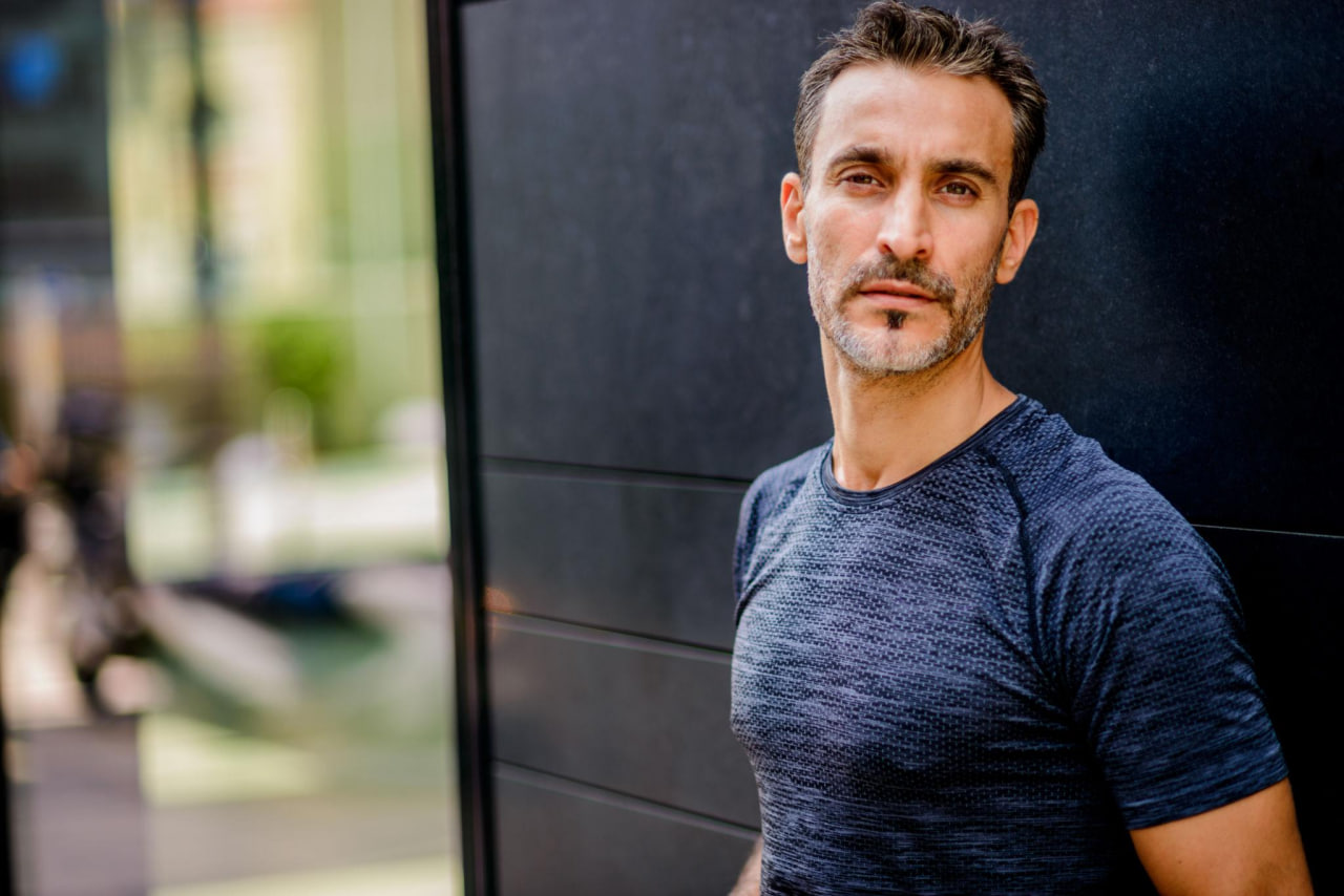 Silhouettes stylisées évoquant trois hommes au quotidien